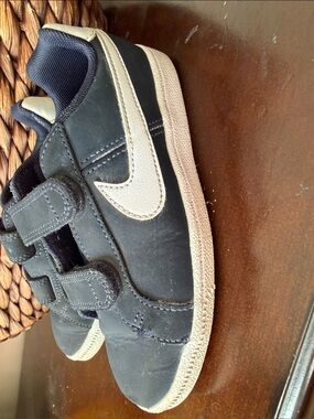 Nike Navy and White Kids Velcro Sneakers